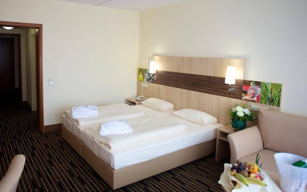 Kurpark-Hotel บาดเดือร์คไฮม์ ภายนอก รูปภาพ