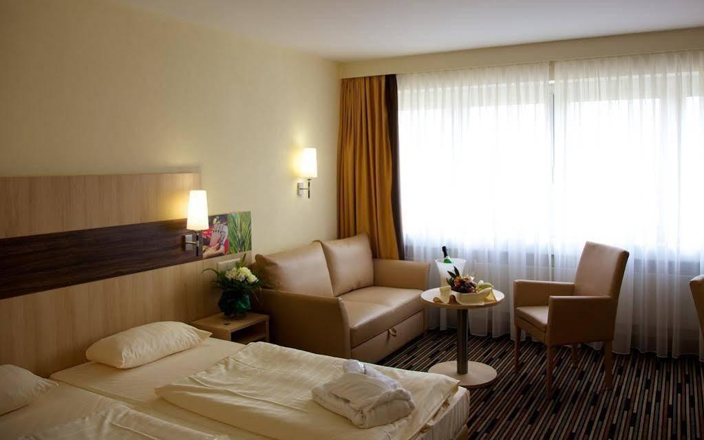 Kurpark-Hotel บาดเดือร์คไฮม์ ภายนอก รูปภาพ